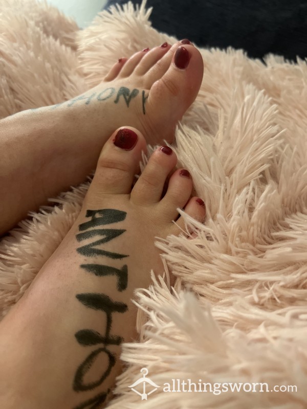 10 Photos Of Whatever You Want Written On My Feet 😘
