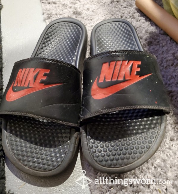 10 Year Old Size 9 Nike Slides