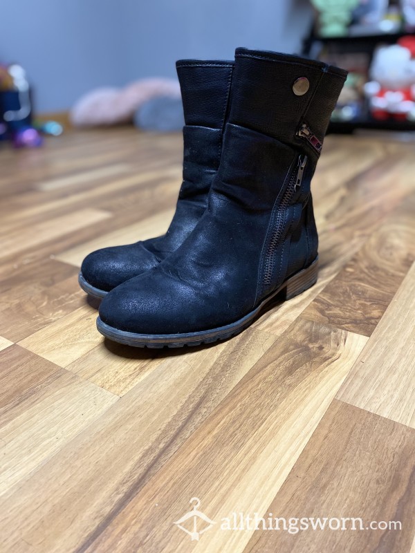7.5 Well Worn, Smelly, Mid Length Boots