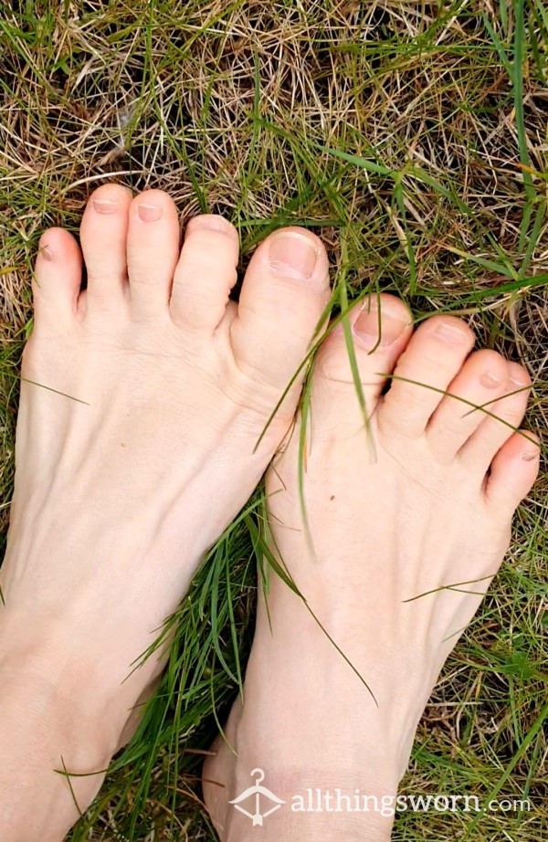 Barefoot Walking On The Grass 🦶🦶🌿🌱