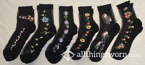 Black Nylon Socks W/Floral Print (Cotton Bottom)