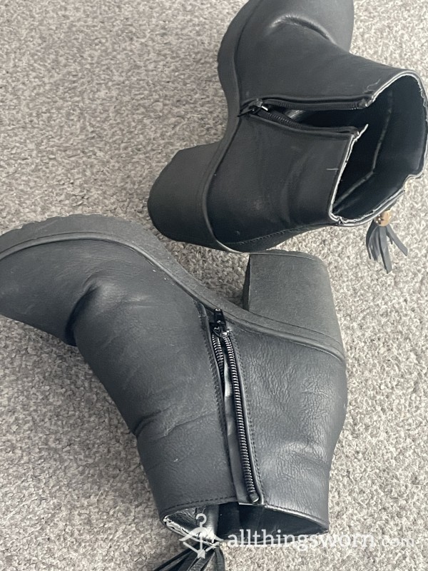 Chunky Tasselled Zipped Heeled Well-worn Boots!