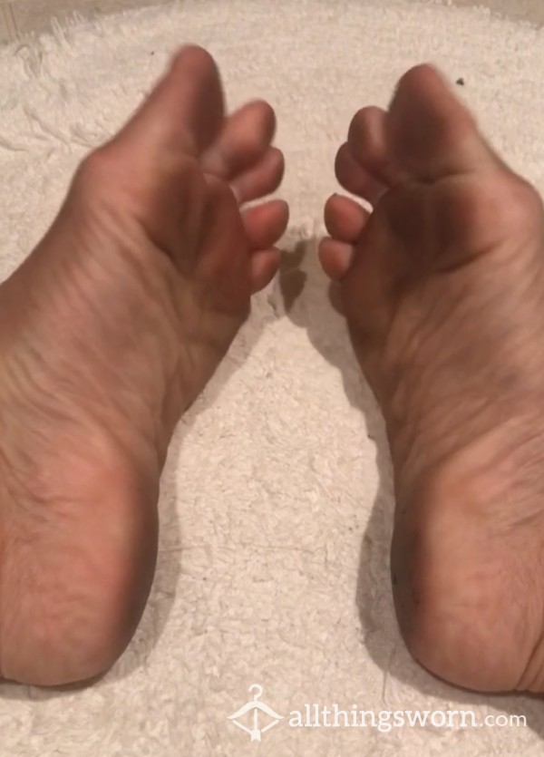 Dirty Feet Rub.. Clean Them!!