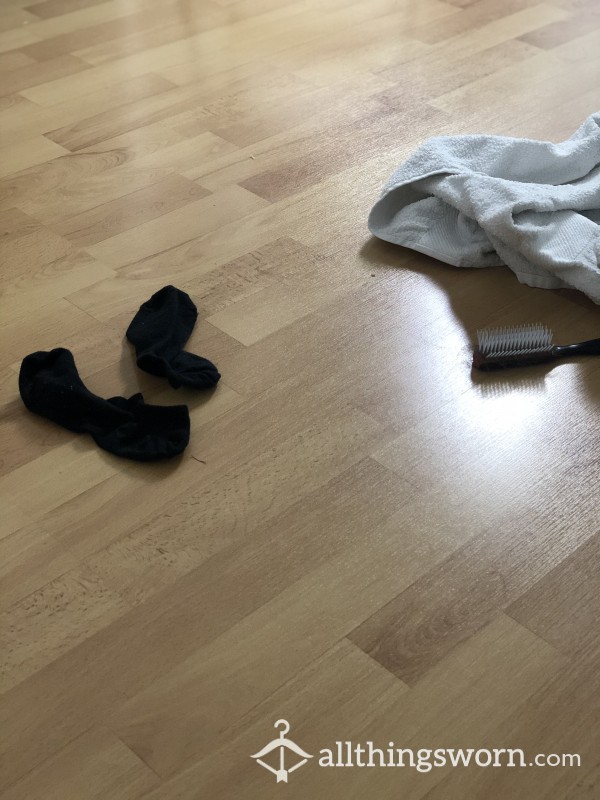 DIRTY SWEATY BLACK SOCKS OFF MY BEDROOM FLOOR- FREE OnlyFans Link Included
