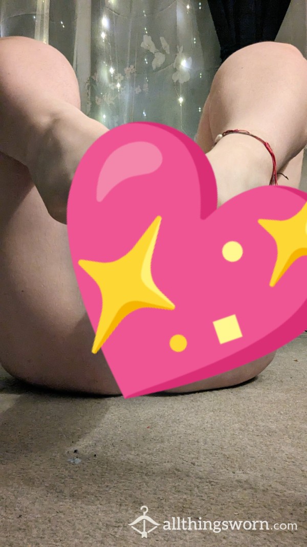 Feet And Shaved Pussy 🐱