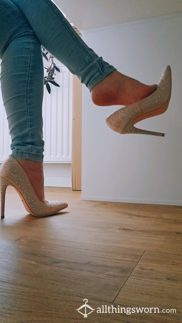 FEET IGNORE VIDEO 9:15 🔥 DANGLING + SHIMMERING HIGH HEELS ✨️ UNDER DESK GIANTESS PERSPECTIVE 👀 G-DRIVE ACCESS