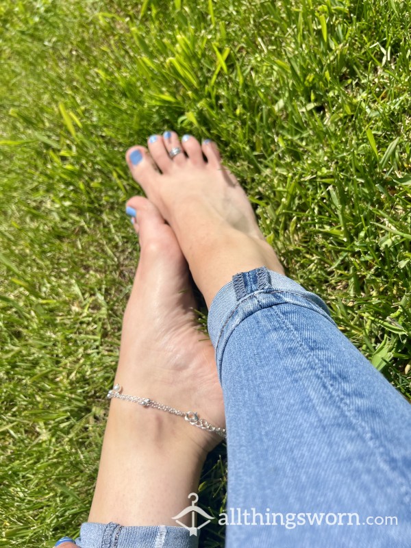 Feet In Grass😍