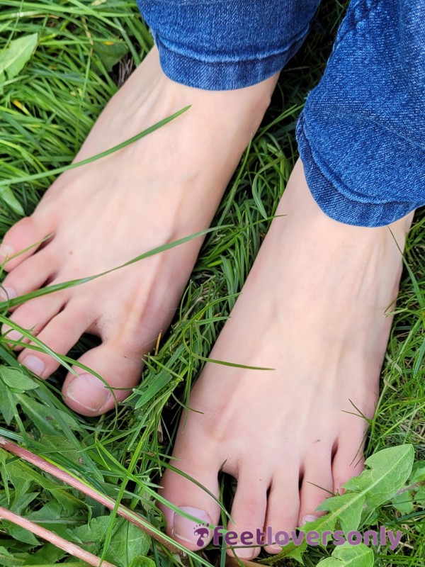 Feet,toes, Bare Feet, Natural Feet, Soles, Playing With Grass In The Garden