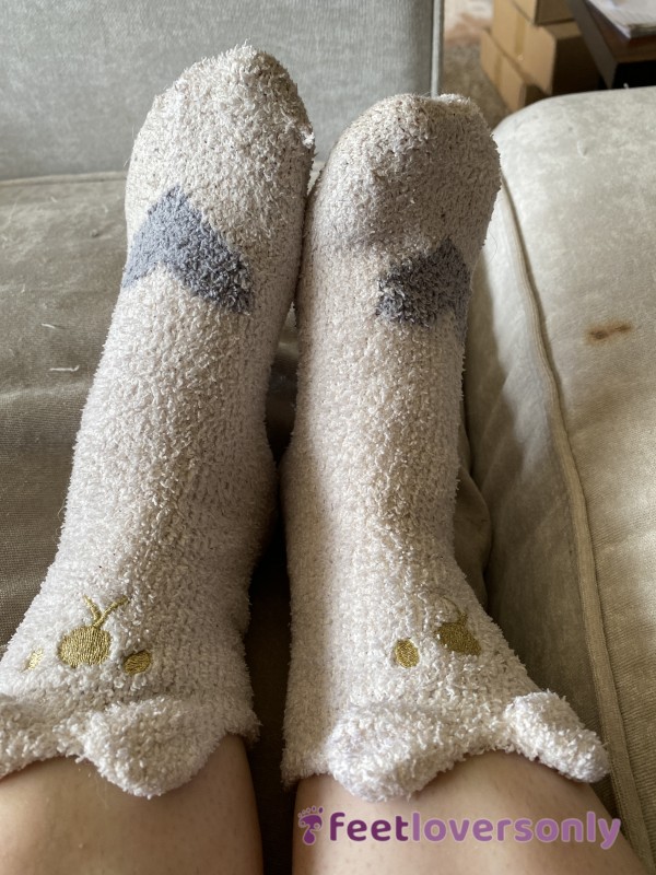 (6 Pics) Gamer Girl Can’t Be Bothered To Put On Pants, But Can Wear Fuzzy Socks ;)