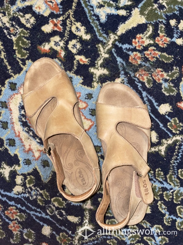 Heavily Worn Brown Leather Täōs Sandals