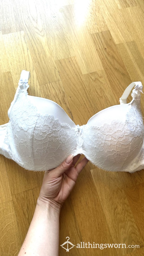Lovely White Bra With Lace An Bow Details. Size 85D