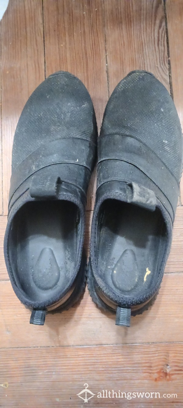 PRICED TO REHOME ASAP 2Yr Old Work Shoes!!!