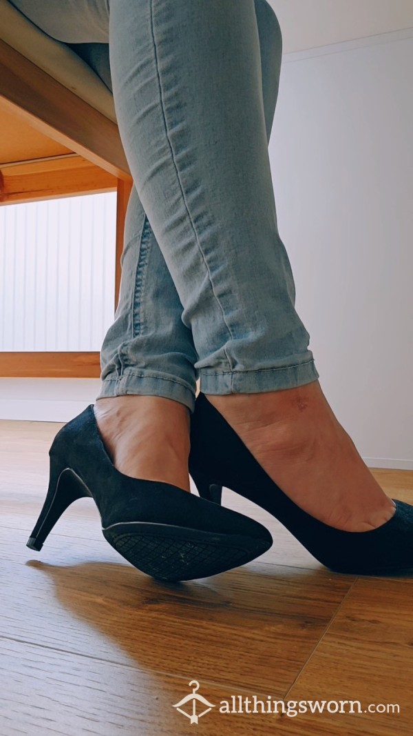 OFFICE FEET IGNORE ✨️ WATCH MY FEET IGNORE YOU IN BLACK HEELS AND TIGHT JEANS 😍 25:30 🔥 UNLOCK G-DRIVE ACCESS