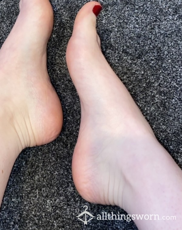 10 Pictures Of My Feet 😘