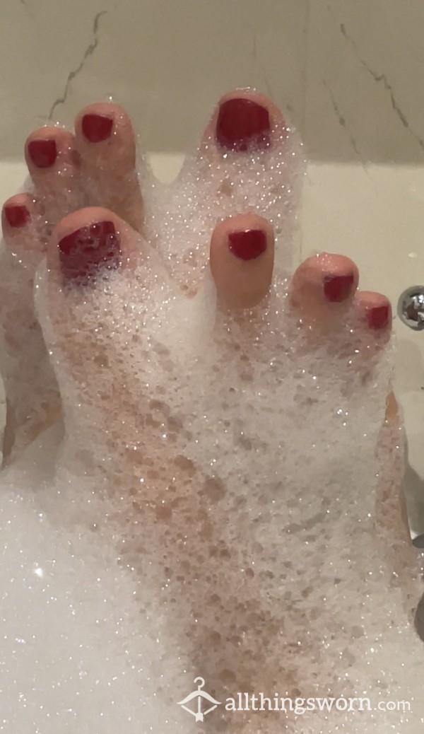 🛁 Bubbly Toes In The Bath: Join Me For A Soapy Adventure! 🫧