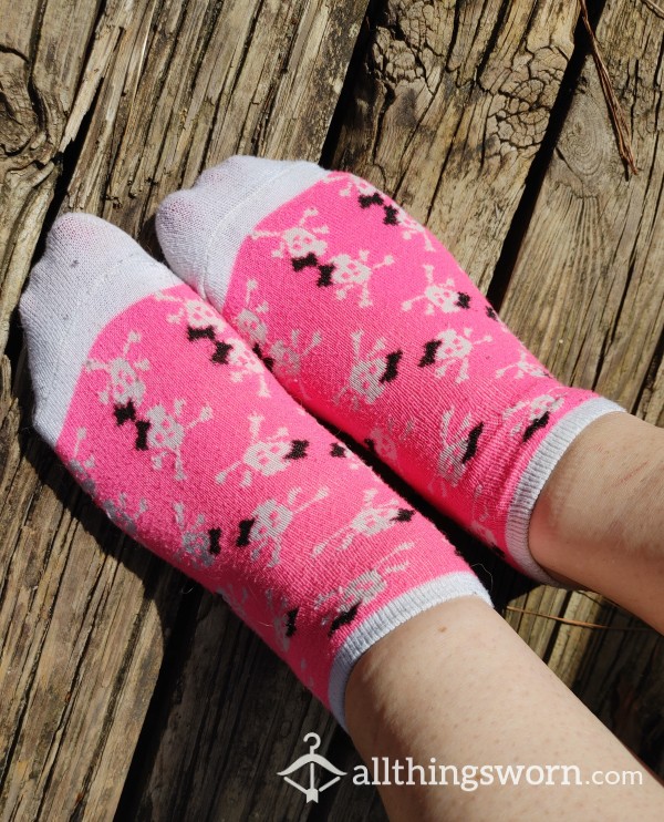 Pink And White Skull Socks! Just In Time For Halloween!