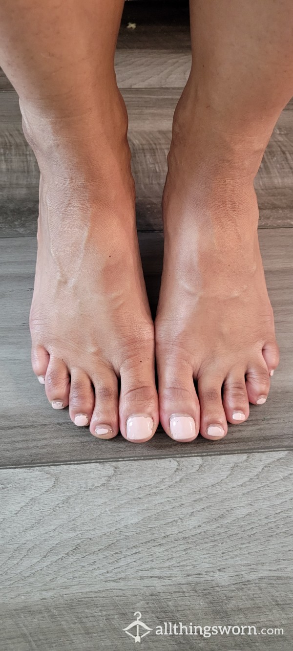 3 Pictures Of Pre Pedicured Toes/feet With Chipped Polish