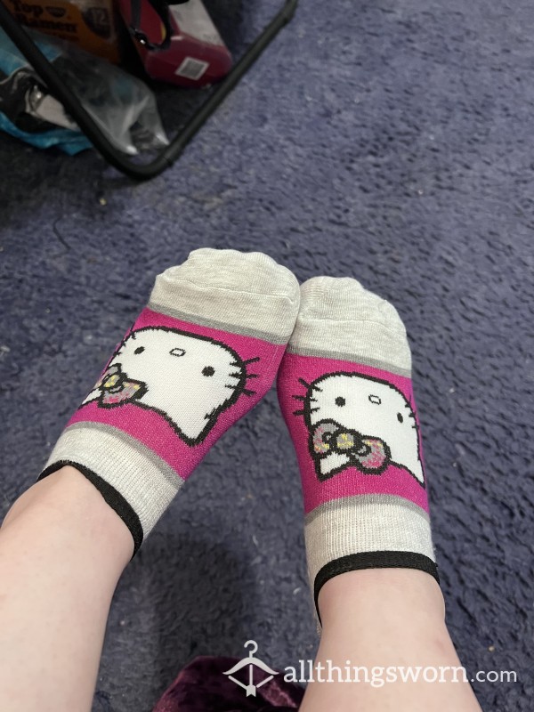 Ready-To-Be-Worn: White & Hot Pink Hello Kitty No-Show Socklets