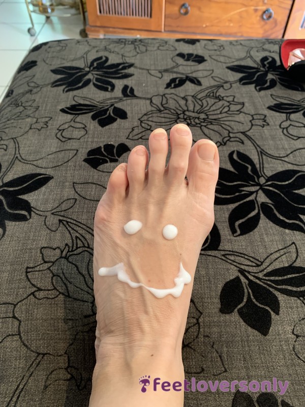 Rubbing My Sore Feet With Lotion 🧴 🦶
