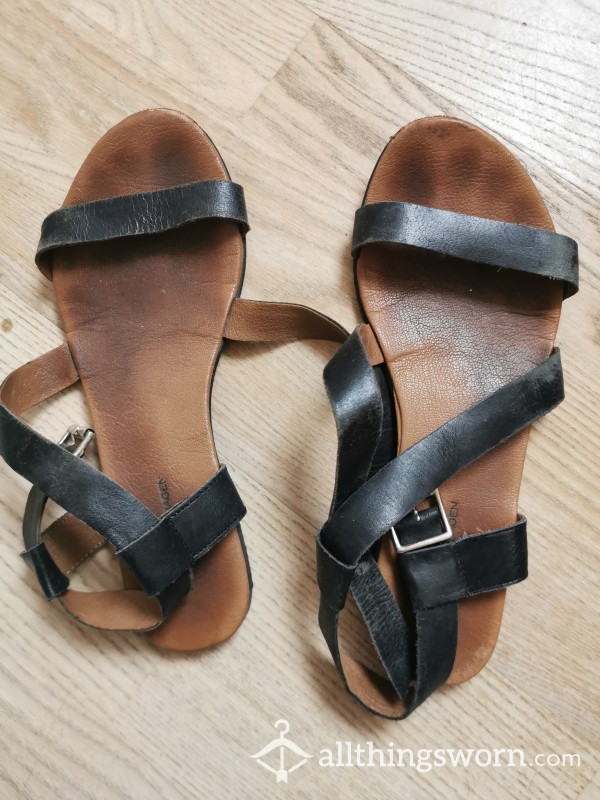 Sandals With Toe Markings