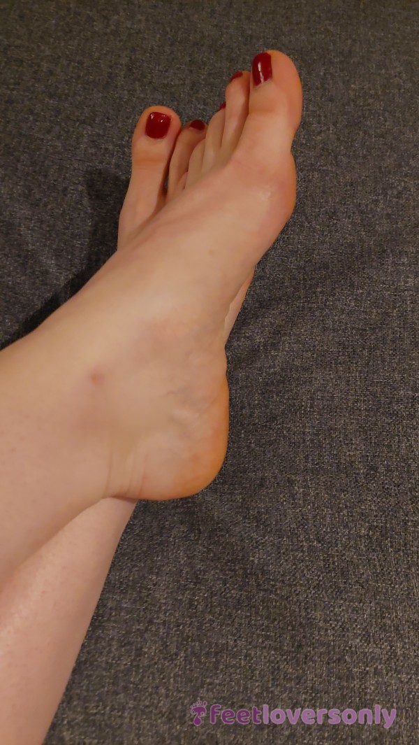 See My Pretty Bare Feet 😍