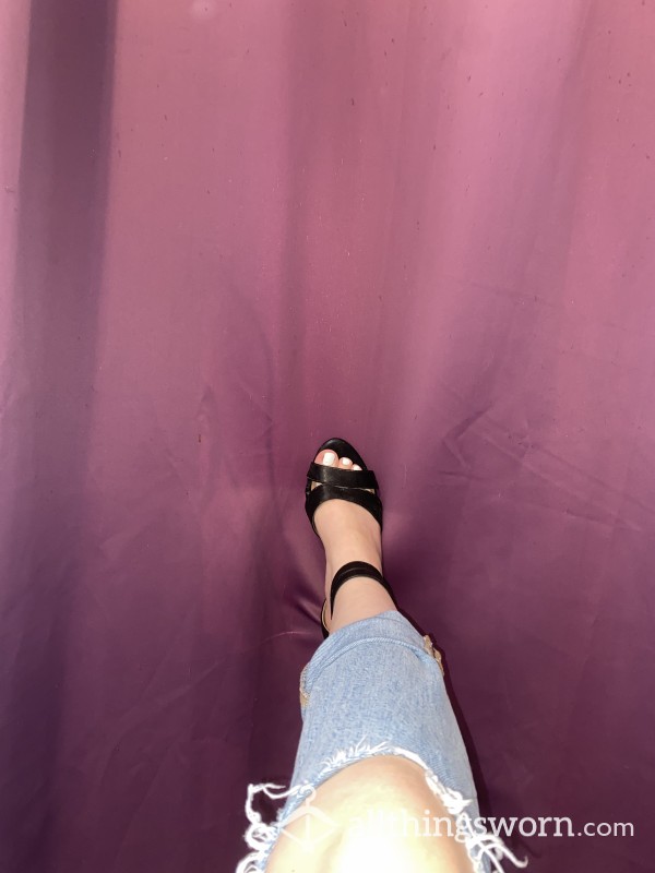 Sexy Feet In A Pair Of Black Heels 🦶🏻🖤