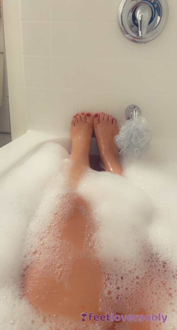 Sexy Tub Legs And Feet.