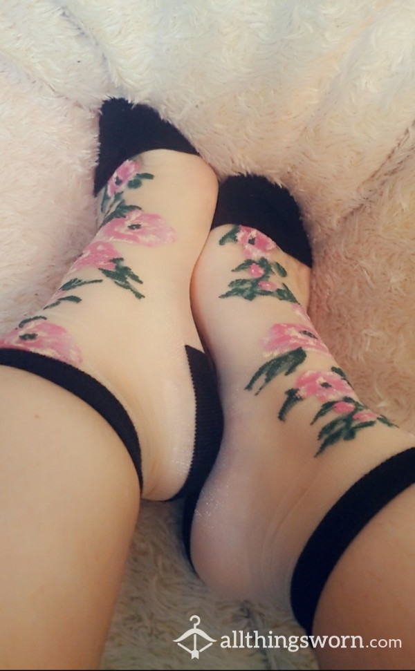 Sheer Socks With Embroidered Flowers