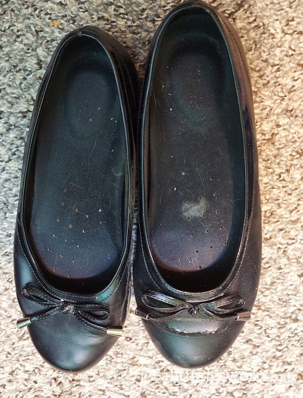 Sold! Size 9 Well Worn Memory Foam Flats With Bow [shipping Included]