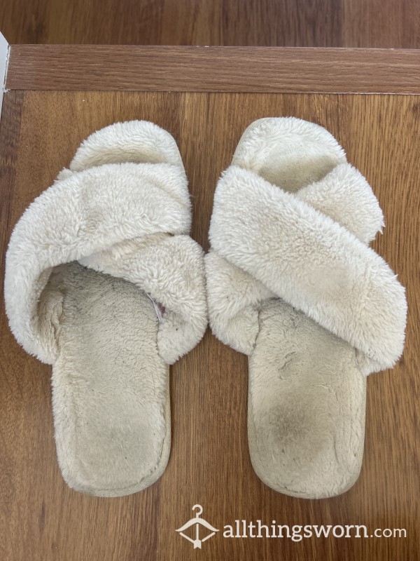 Slippers Size 6 - Well Worn 🤍