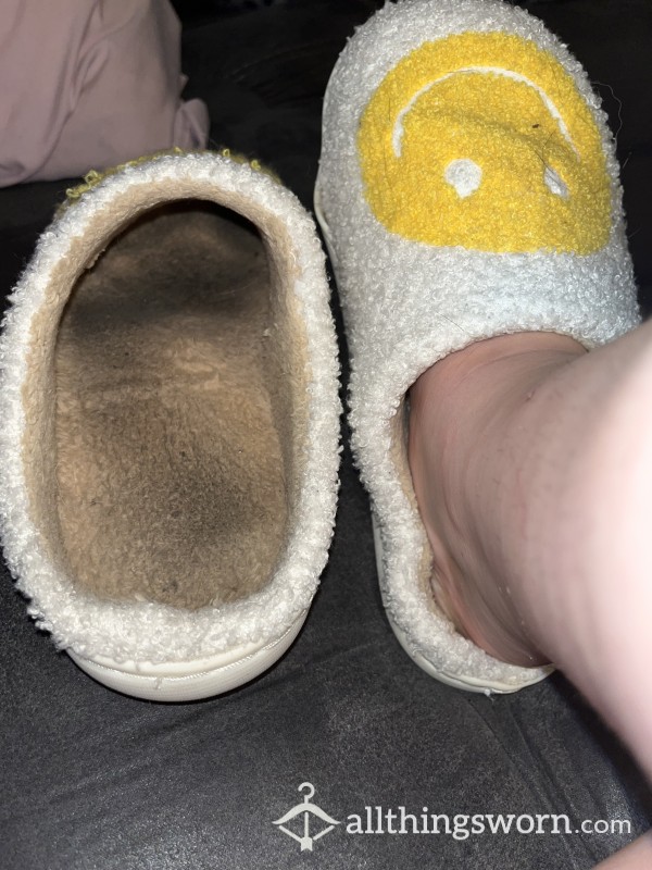 Smiley Face Slippers Size 8/9 🤍