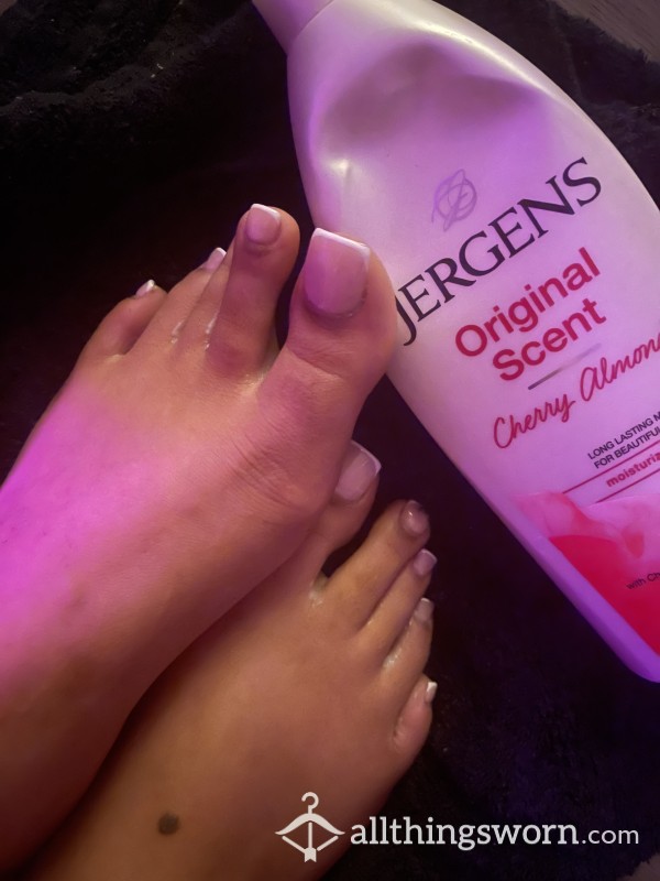 Massaging My Feet With Lotions 2 Minutes