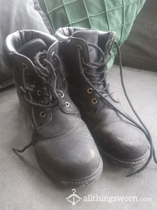 £5 - Stinky Black Work Boots 🖤