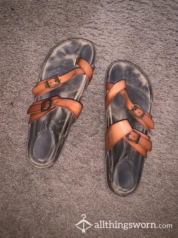 SUPER OLD DIRTY BROWN SANDALS 👣