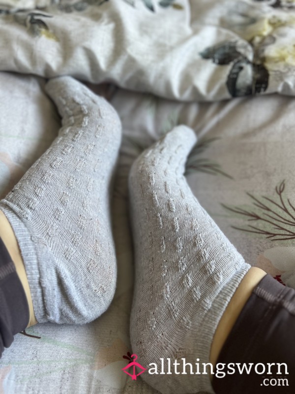 Textured Grey Ankle Socks 🧦