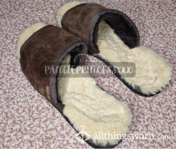 Ugg Scent Holding SheepSkin Smelly Dirty Worn Out Open Toe Slippers