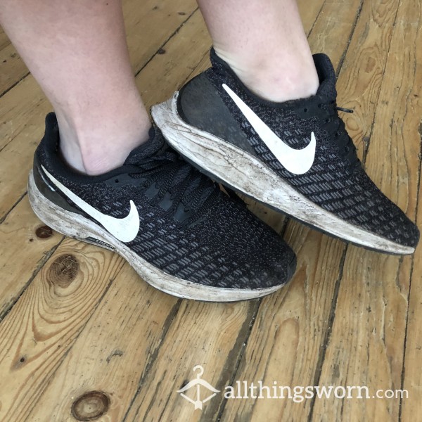 Used Well Worn Dirty Smelly Black And White Nike Sneakers Running Shoes Size 7