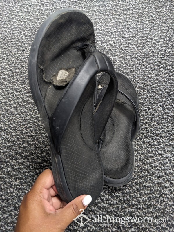Very Used Comfy Black Flip Flop Sandals [Size: 9/10]