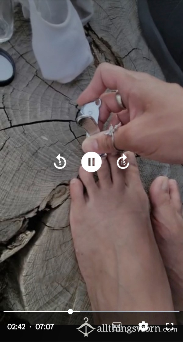 Videoclip: I Clip My Toenails That I've Been Growing Out For Weeks To Nourish A Starving Bottom Feeder