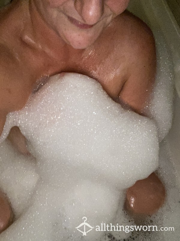 Watch Me Take A Bubble Bath And Play With Myself