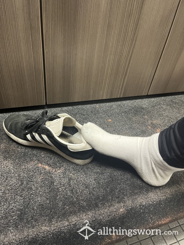 WATCH MY FEET AS I WORKOUT AND IGNORE YOU AT THE GYM
