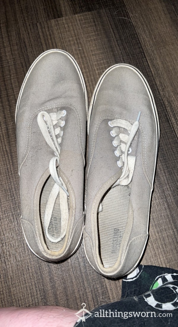 🩶Well-worn Grey Canvas Shoes 8.5 Womens🩶