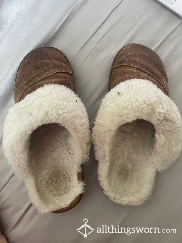 Well Worn NukNuuk Slippers! Foot Pic Included.