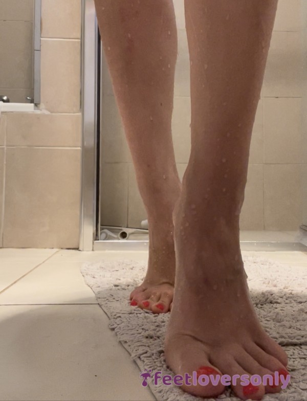 Wet Legs And Feet Fresh Out Of The Shower 🚿 🥵