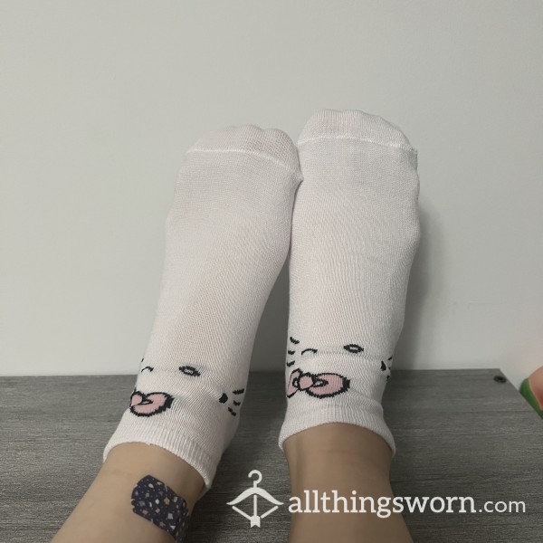 White Hello Kitty Wink Ankle Socks With Pink Bow