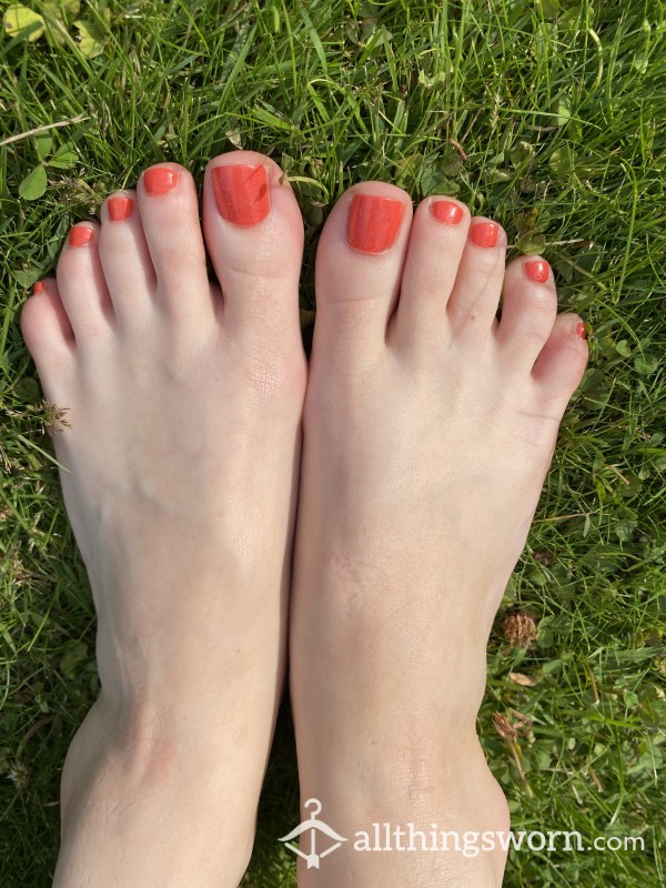 Feet, Toes & Soles Playing In The Garden ☀️ 🌱  - 7 Photos Includes Face