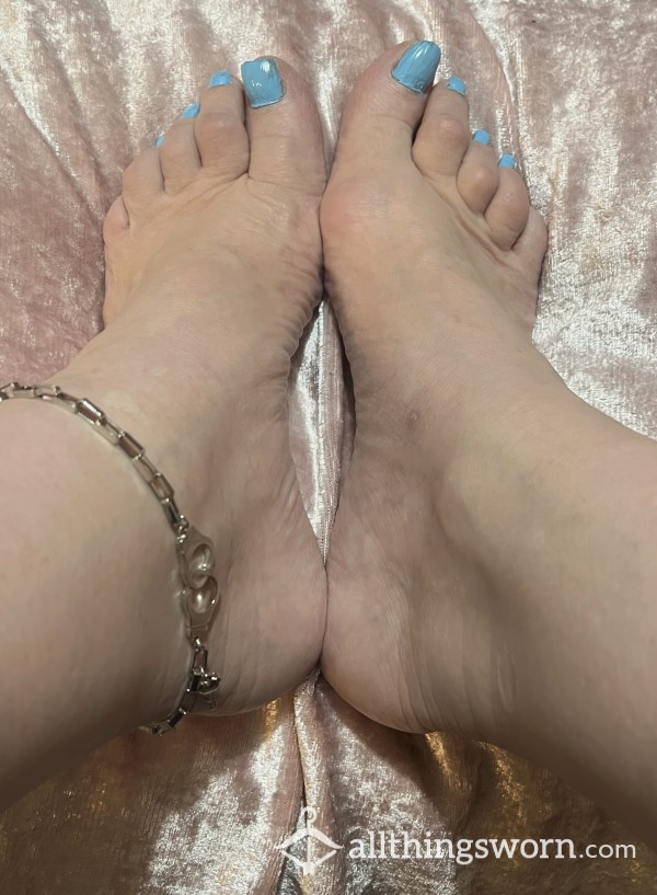 Worship My Feet And My Painted Toes